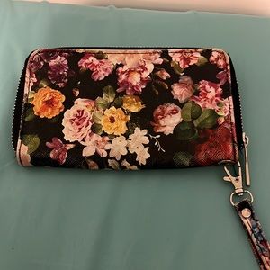 ✨2 for 10✨ Ardene floral wallet